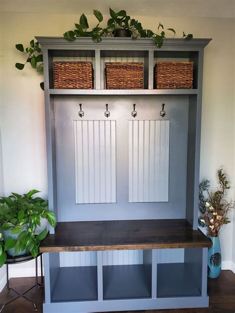 With open shelving to accommodate anything from the daily mail and bills to tiny trinkets, it comes with 7 hanging hooks for organizing coats, hats, bags, keys, or scarves. . Bench coat rack combo